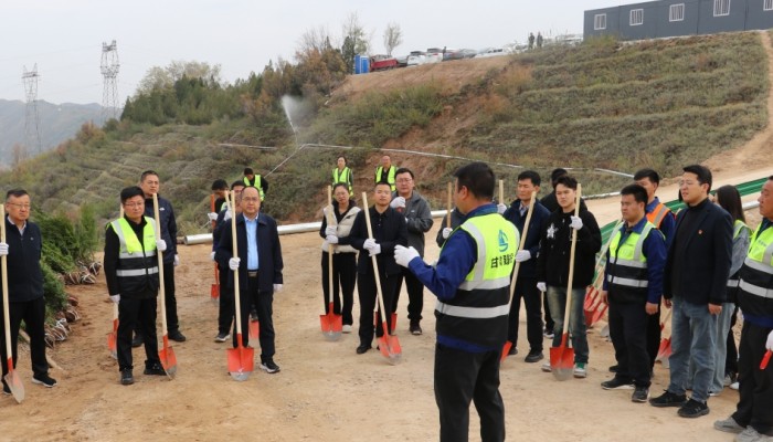 同心共繪生態(tài)圖丨甘肅建投生態(tài)公司多支部聯(lián)合開(kāi)展秋季植樹(shù)行..